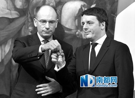 2月22日，在意大利羅馬總理府，新任總理馬泰奧·倫齊(右)與前任總理恩里科·萊塔舉行交接儀式。