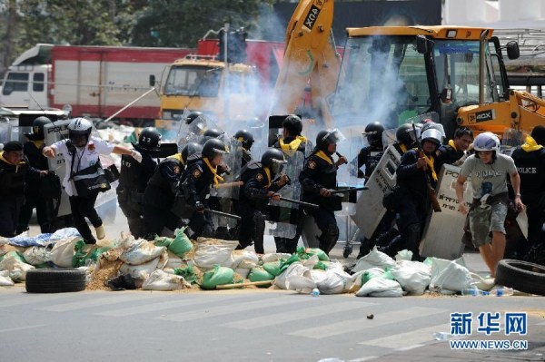 當地時間2月18日，泰國曼谷警方與示威者發(fā)生沖突。