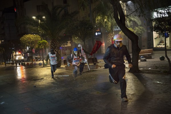 當(dāng)?shù)貢r間2014年2月25日，土耳其伊斯坦布爾，總理涉腐錄音引發(fā)全國抗議，要求本屆政府下臺。