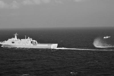 11日，抵達(dá)馬航飛機(jī)失聯(lián)海區(qū)的海軍井岡山艦與艦載直升機(jī)協(xié)同展開(kāi)立體搜救行動(dòng)。新華社發(fā)