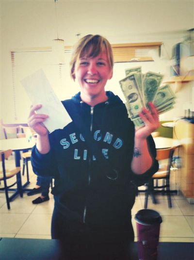 找到錢的“粉絲”會(huì)上傳一張與錢的合照。