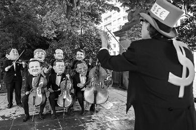 4日在布魯塞爾，非政府組織『樂施會』成員戴著七國首腦面具演奏名曲《錢錢》，批評七國政策導(dǎo)致全球貧富差