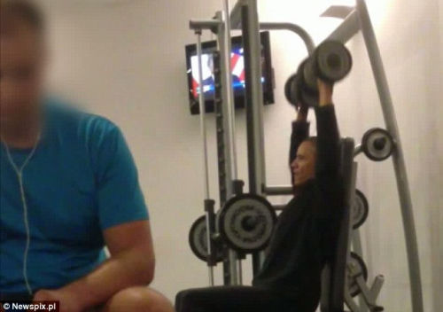 奧巴馬安?，F(xiàn)漏洞舉啞鈴健身時遭偷拍（組圖）（2）