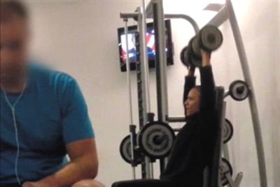 畫面中能看到健身房還有“其他人”。視頻截圖