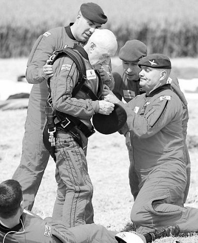 89歲的赫頓再次于70年前同一地點參加雙人跳傘。