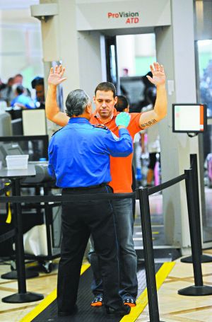 防止恐怖分子把炸彈偽裝成電子設(shè)備登機(jī)；新規(guī)適用于歐、非、中東赴美航班；智能手機(jī)將被重點排查