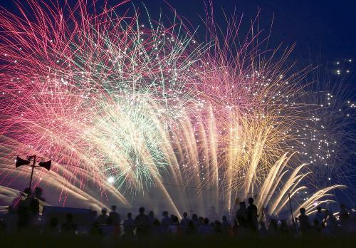 日本關(guān)東甲信地區(qū)當(dāng)天發(fā)布了梅雨期結(jié)束的消息，東京都葛飾區(qū)的江戶(hù)川河川敷當(dāng)晚舉行了煙花大會(huì)，約13000束煙花在夜空中綻放。（網(wǎng)頁(yè)截圖）