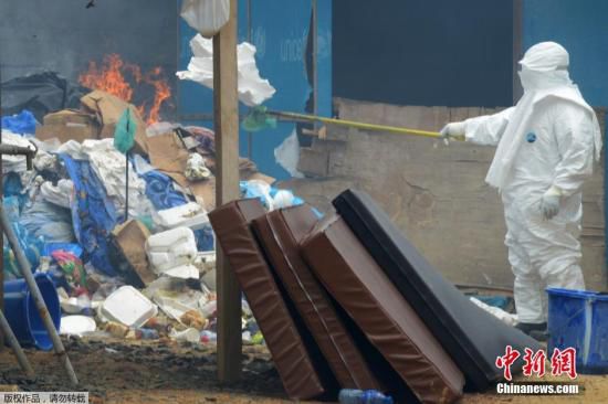 當(dāng)?shù)貢r(shí)間2014年9月3日，利比里亞蒙羅維亞，約翰·菲茨杰拉德·肯尼迪醫(yī)院的醫(yī)護(hù)人員和病人。9月1日