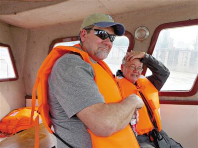 美國亞洲鯉專家Jim（左）和大自然保護(hù)協(xié)會(huì)高級(jí)顧問Robert