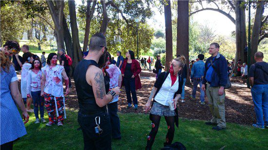 墨爾本僵尸大游行：滿(mǎn)地血漿造型逼真恐怖（圖）