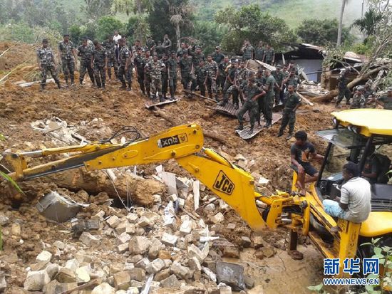 　10月29日，斯里蘭卡救援部隊(duì)抵達(dá)山體滑坡災(zāi)區(qū)展開救援。