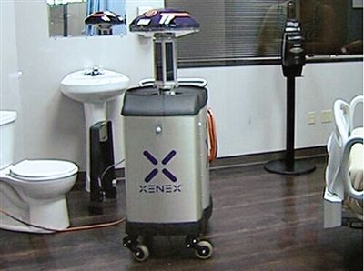 可通過發(fā)射紫外線對房間消毒的機器人。