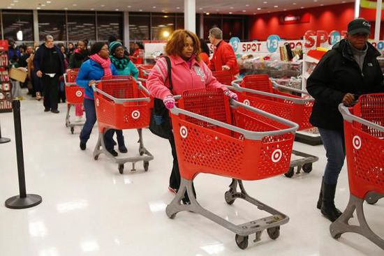 在整個(gè)感恩節(jié)假期，美國(guó)零售業(yè)銷售下降11%，為連續(xù)第二年下降。