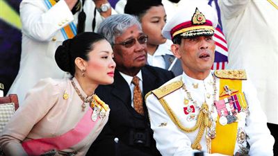 蒙西拉米左與哇集拉隆功王儲(chǔ)右一同參加活動(dòng)。