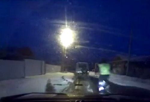 警車追逐中仍未追上可疑汽車，此時(shí)令人震驚的一幕出現(xiàn)，一名警察從警車中跳出來，向可疑車輛跑去。