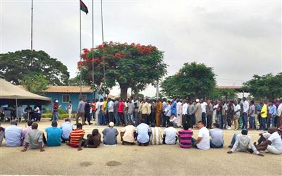 19日，安哥拉一檢查點抓扣大量外國人并查驗證件。