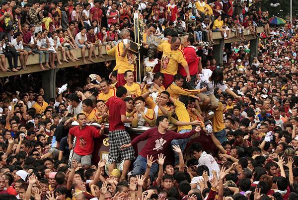 2011年“黑耶穌節(jié)”上，無(wú)數(shù)信徒希望觸摸到黑色耶穌雕像。