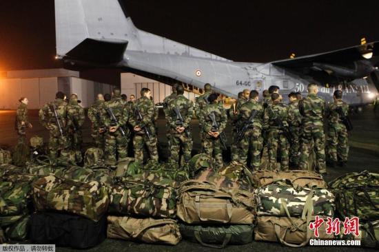 當(dāng)?shù)貢r間1月7日，法國軍人抵達(dá)巴黎布爾歇機(jī)場。他們將被部署在巴黎，以增強(qiáng)巴黎市的安保力量。