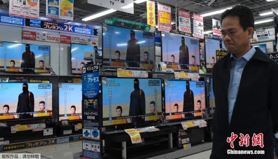 當(dāng)?shù)貢r間1月20日，日本東京，民眾在電視機(jī)前觀看極端組織劫持綁架日本人質(zhì)事件最新播報。