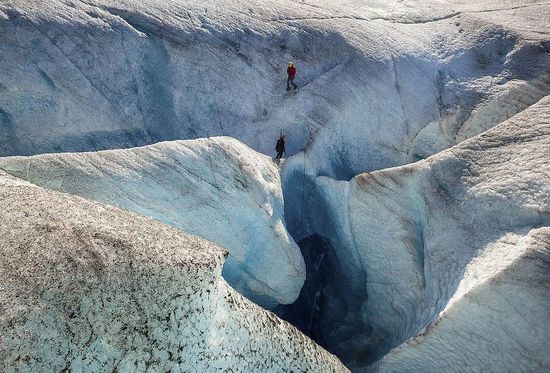 美國探險(xiǎn)家深入冰縫 拍攝冰川內(nèi)部夢(mèng)幻美景(圖)