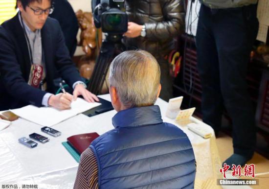 當?shù)貢r間1月25日，日本千葉市，日本遭“伊斯蘭國”綁架人質(zhì)湯川遙菜的父親接受媒體采訪。伊斯蘭國武裝(IS)24發(fā)布視頻顯示，其中一位被綁架日本人質(zhì)湯川遙菜(Haruna Yukawa)已經(jīng)被該組織殺害。日本政府表示將驗證視頻的真實性。 視頻：關注日本人質(zhì)事件：極端組織視頻顯示一人質(zhì)已遭殺害來源:央視新聞