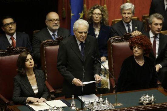 意大利新當(dāng)選總統(tǒng)塞爾焦·馬塔雷拉(中)。