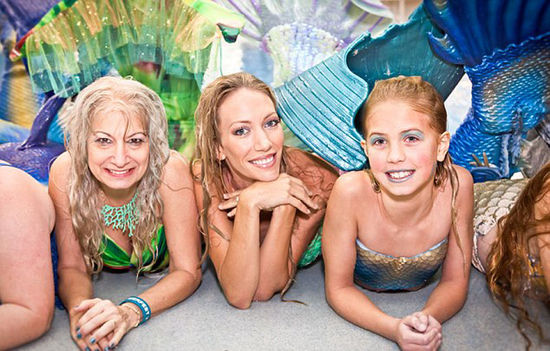 一年一度的Merfest大會在美國凱里舉行，數(shù)百男女齊聚那里慶祝成為“人魚”。（網(wǎng)頁截圖）