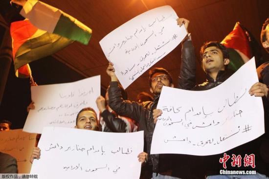 約旦軍方宣布，被極端組織“伊斯蘭國”劫為人質(zhì)的飛行員卡薩斯貝已遭殺害，憤怒的抗議群眾聚集首都安曼。 視頻：約旦政府談人質(zhì)遇害：一定會(huì)做出強(qiáng)有力回?fù)魜碓?央視新聞