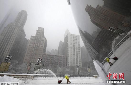 當(dāng)?shù)貢r間2015年2月1日，美國芝加哥，當(dāng)?shù)赜瓉斫穸顝?qiáng)降雪。