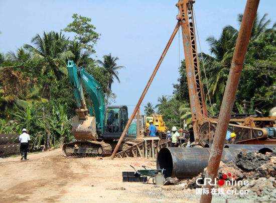 　斯里蘭卡南部鐵路項目施工現場。一臺打樁機正在進行鐵路橋橋墩作業(yè)。(攝影：孫洋)
