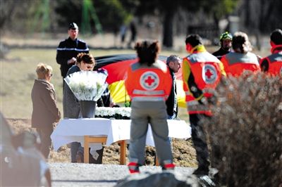 29日，法國塞訥鎮(zhèn)，搜救人員和遇難者家屬一同向遇難者致哀。