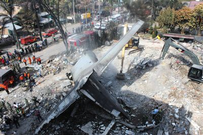 7月1日，搜救人員在印尼軍機(jī)墜毀現(xiàn)場(chǎng)進(jìn)行搜救和清理工作。