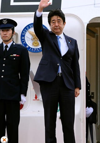 安倍在機場告別，面色凝重