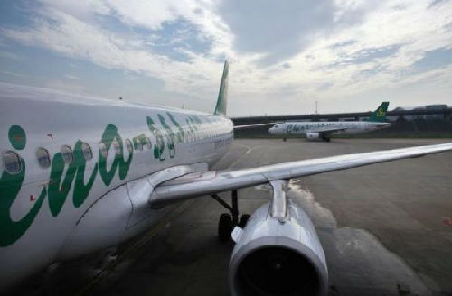 資料圖片：上海虹橋機場停靠的一架春秋航空客機。（圖片來源：路透社）