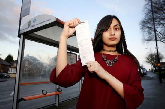 事發(fā)當(dāng)時薩迪克并未帶任何身份證件，無法證實自己真的只有15歲，百口莫辯的她，最后只好在全車乘客的注目下被趕下車和罰款，被迫走路回家。