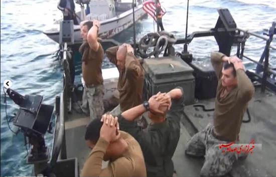 圖為美國(guó)大兵雙手抱頭，跪地道歉。