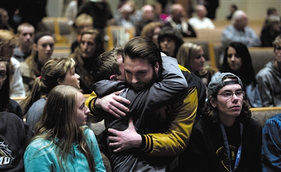 2月21日，美國(guó)密歇根州卡拉馬祖縣，連環(huán)槍擊案發(fā)生后，民眾在教堂禱告。