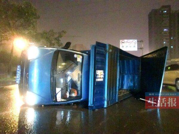 小貨車側(cè)翻現(xiàn)場。