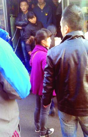 現(xiàn)場僵持不下，穿玫紅色衣服女子要車上乘客給她道歉