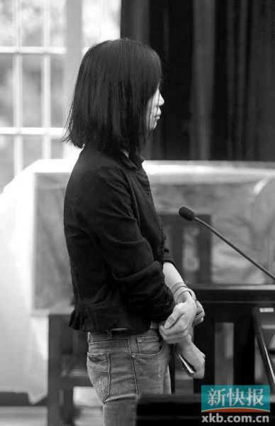 昨日，何敏在庭上抿著嘴不停抹眼淚。新快報(bào)記者孫毅/攝