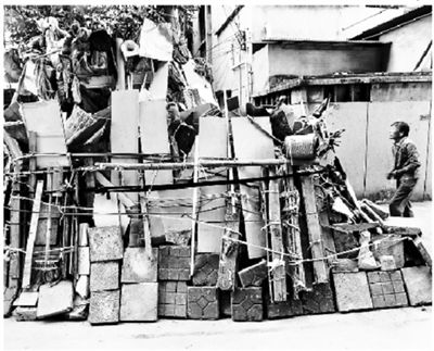 老人用幾年的時(shí)間將自己的家外圍圍得像個堡壘