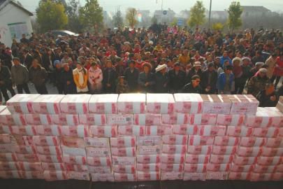 村民領(lǐng)取“年底分紅”。