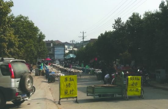 簡(jiǎn)陽(yáng)董家埂鄉(xiāng)，主干道被占道擺酒席