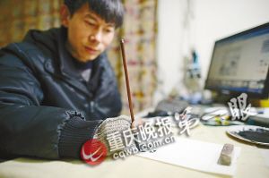 張啟輝正在作畫(huà)