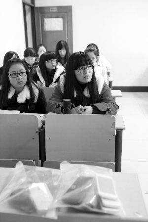 在限時斷網(wǎng)前，江大已有發(fā)起拒絕手機低頭族活動，圖為設立了手機暫存袋的課堂 吳奕 攝