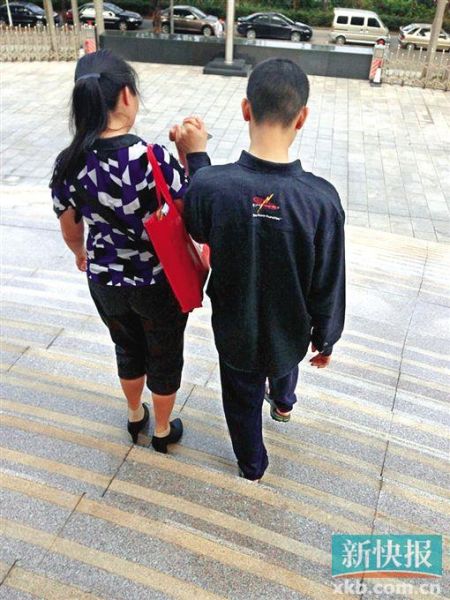 李星兒與媽媽蔣女士牽手走出法院。 新快報記者 張國鋒/攝