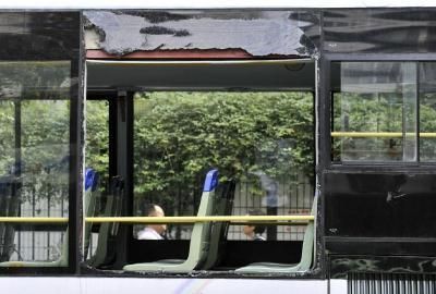 75路公交車(chē)車(chē)窗玻璃被砸碎。