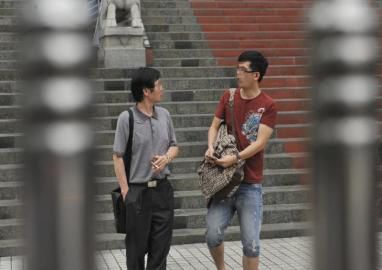 駱嘉文的父親一直陪同。