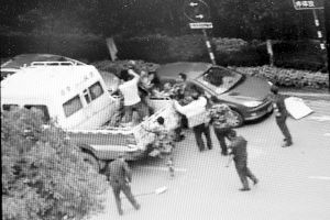 沖突現(xiàn)場，協(xié)管員揮拳打向女商販 視頻截圖