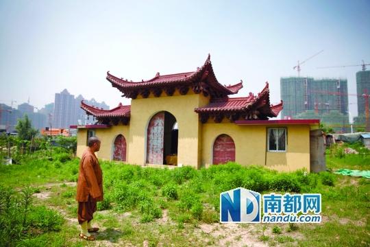 十里古寺2008年被拆,現(xiàn)在只剩下一個廟門。南都記者 陳志剛 攝